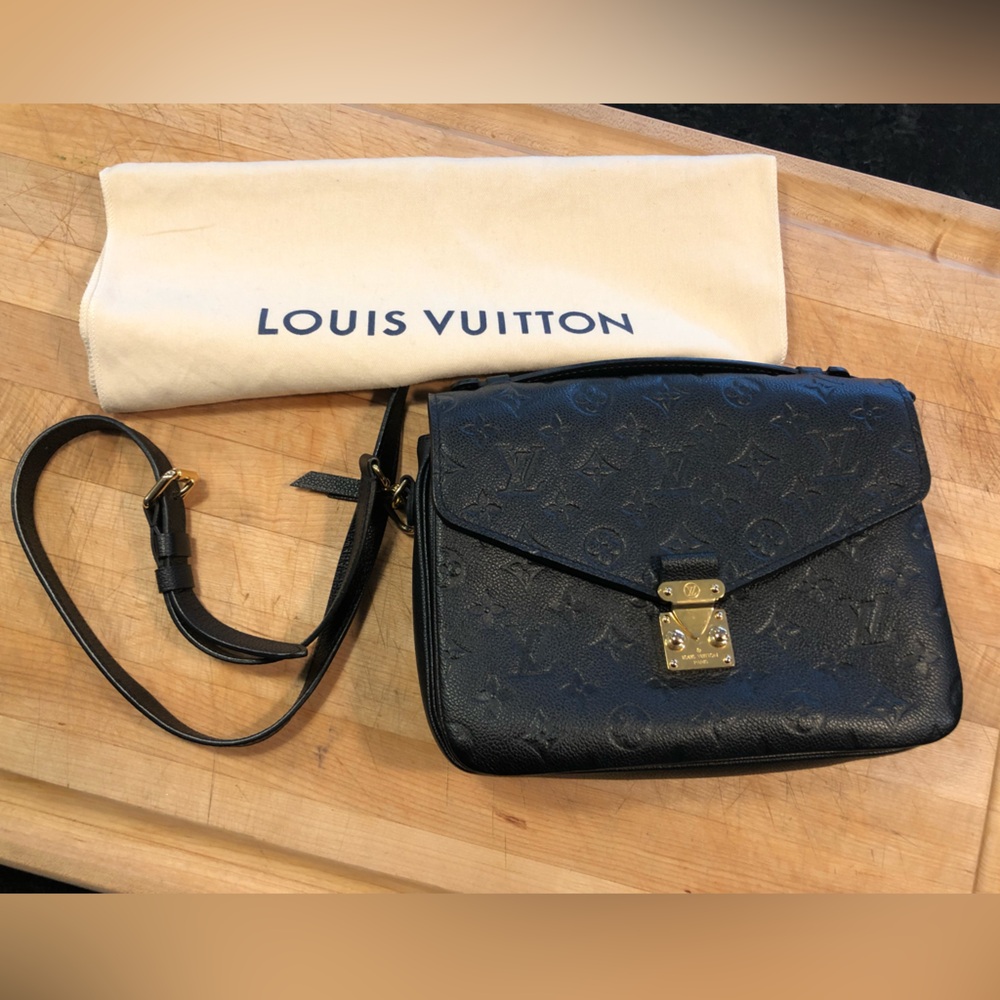 LOUIS VUITTON
Empreinte Pochette Metis Black purse